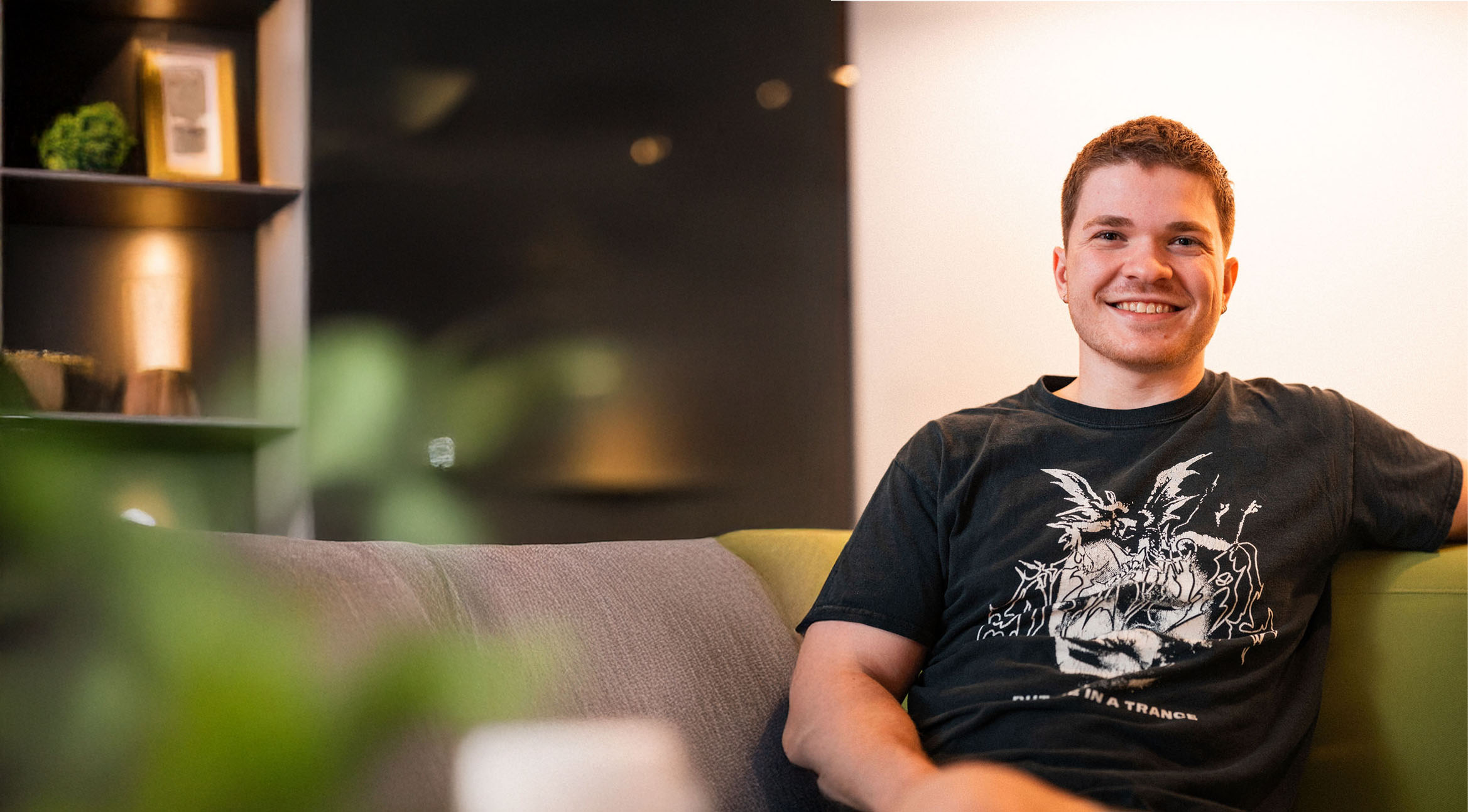 Un étudiant sourit sur le campus de Chicago de l'université Adler.